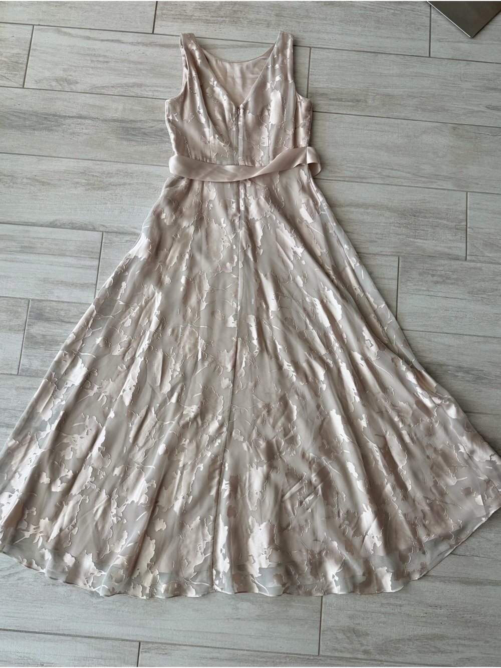 Tahari Arthur S. Levine Champagne Floral Satin Gown – Size 8 - Picture 9 of 13